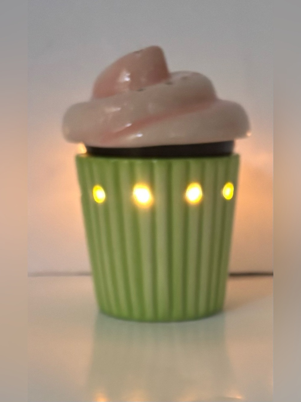 Scentsy cupcake warmer NEW NWT ceramic 3 piece retired - Picture 2 of 12